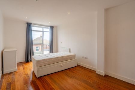 2 Bed Flat, Merton Road, SW19 - Photo 3