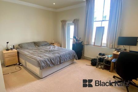 Large, bright and airy three bedroom, two bathroom flat - Photo 5