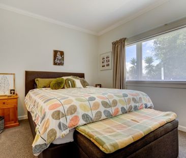 Spacious 4-Bedroom Family Home with sleepout for Rent in Kensington - Photo 5