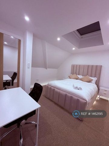 1 bedroom in a flat share to rent - Photo 3