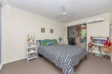 TERRIFIC TOWNHOUSE IN HYDE PARK - Photo 5