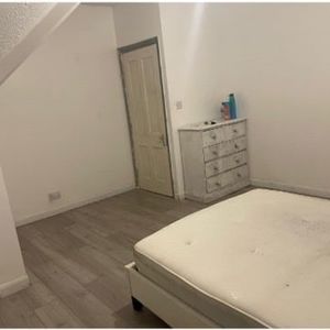 2 Bed Detached House, Richmond Road, TW9 - Photo 2