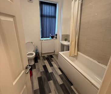 Room in a Shared House, Whingate Avenue, LS12 - Photo 3