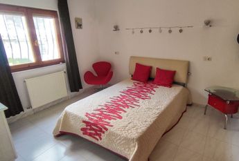 Spacious villa for rent for a long term with sea views and close to Lady Elizabeth school.