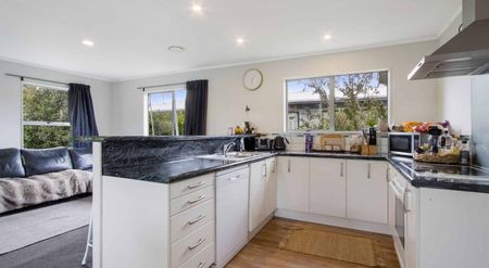 Spacious Family Home - Photo 5