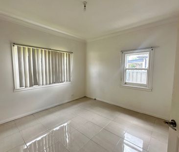 MODERN & RENOVATED 3 BEDROOM FAMILY HOME - Photo 1