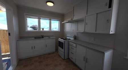 Renovated Family Home on Elizabeth - Photo 2