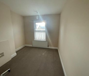 Available 3 Bed House - semi-detached - Photo 4