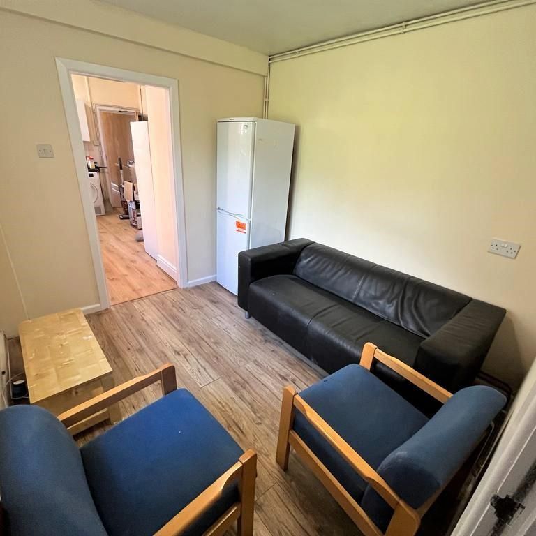 6 bedroom semi-detached house to rent - Photo 1