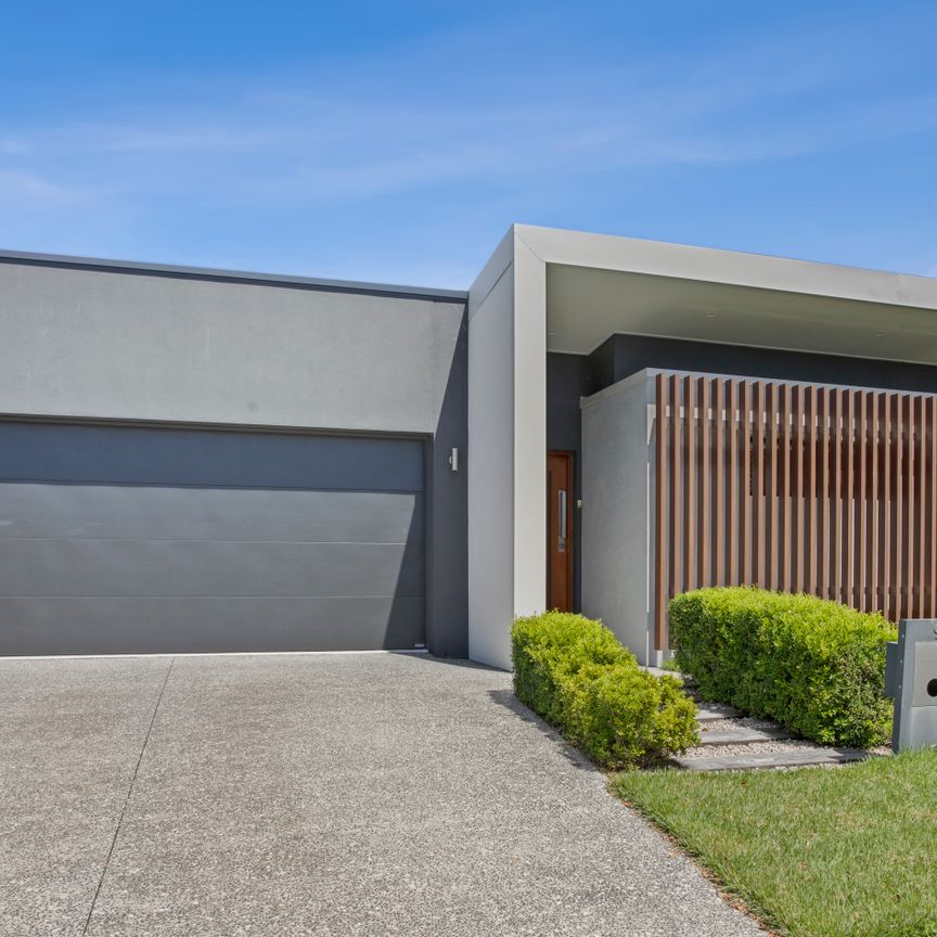 Modern Elegance Meets Comfort - Photo 1