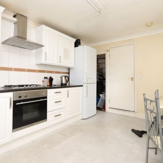 Room in a Shared House, Ashlin Road, E15 - Photo 1