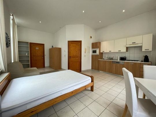 Schuman! Très Beau Studio Meublé à louer - Photo 1