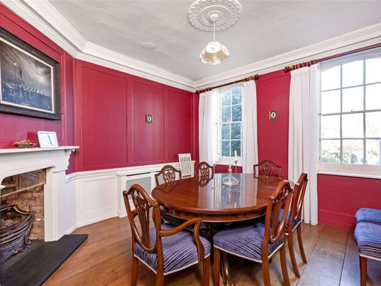A bright and spacious five bedroom family home near Richmond Green - Photo 1