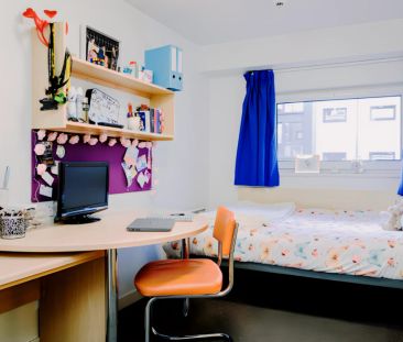 Extra Large Ensuite: Three Bed Flat - Photo 1