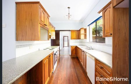 BRIGHT & SPACIOUS 4-BEDROOM HOME ON A QUIET, LEAFY STREET! - Photo 5