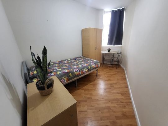 Room in a Shared Flat, Burnley Road, NW10 - Photo 1
