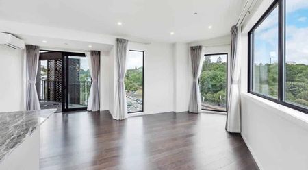 Boutique Top Floor Apartment - City Fringe Location! - Photo 2