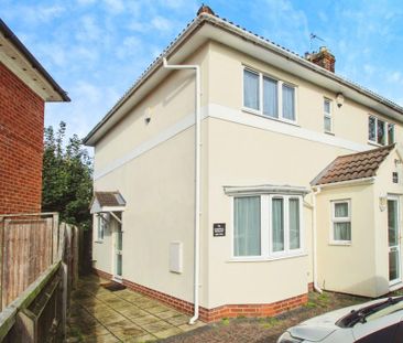 3 bedroom semi-detached house to rent - Photo 5