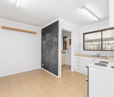 Stylish Refurbished Villa with Spacious Open Plan Living - Photo 2