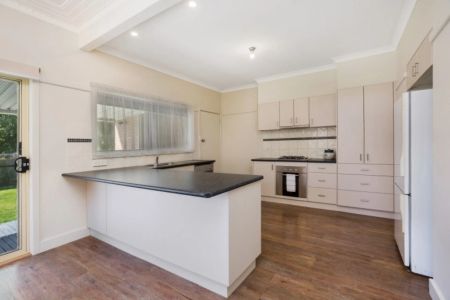 Charming cream brick home. - Photo 5