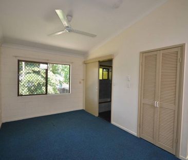 Large 1 Bedroom Townhouse with white goods - Photo 3