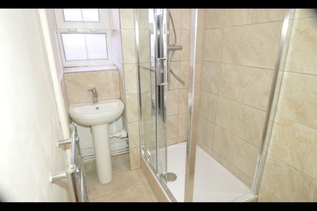 4 Bed Flat, Monkton House, E5 - Photo 5