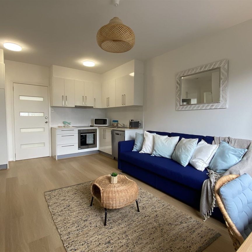 Fully Furnished, Newly Updated - 10 min walk to the Beach - Photo 1