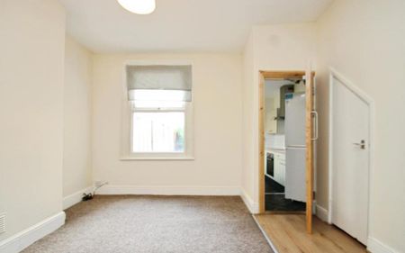 ** Suitable for Four Sharers** This unfurnished four-bedroom terraced house the a sought-after area of The Chesselsl offers spacious double bedrooms, a bright reception room, open-plan kitchen, and excellent access to parks, local amenities, and public transport—ideal for professionals, students, or families seeking well-connected and practical accommodation. - Photo 4