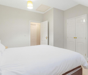 4 bedroom mews to rent - Photo 3