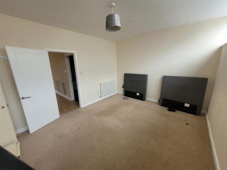 3 bedroom flat to rent - Photo 3