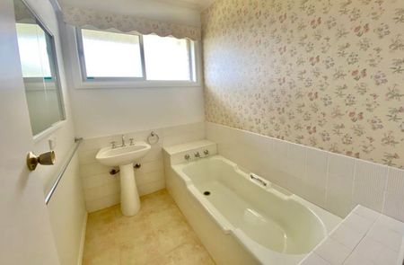 CHARMING FAMILY HOME IN SOUGHT-AFTER ASHWOOD - Photo 2