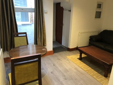 2 Bed Flat, Donnington Gardens, RG1 - Photo 2