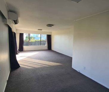 Spacious family home in Maungaraki - Photo 2