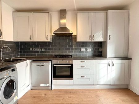 2-4 Forest Drive East, London - Photo 4