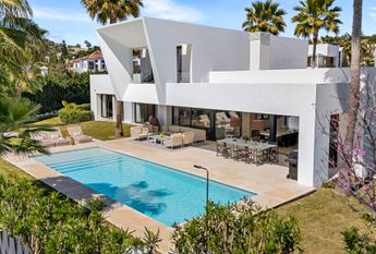 Luxury Villa for rent in El Paraíso, Andalusia
