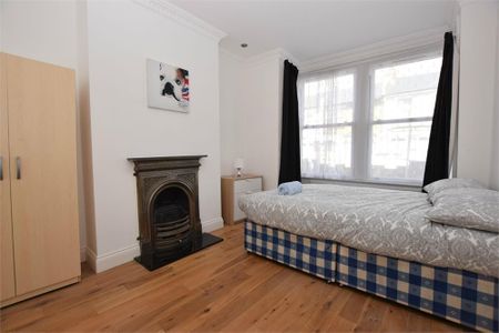 1 bedroom in a house share to rent - Photo 2