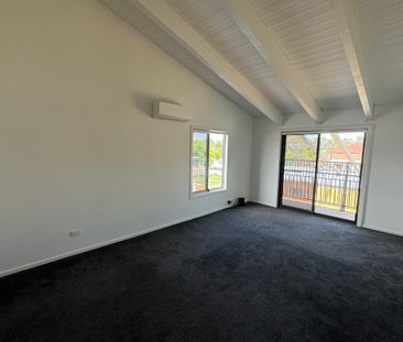 SPACIOUS 5 BEDROOM HOME WITH POOL, SPA & MULTIPLE LIVING AREAS! - Photo 2