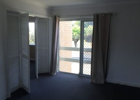Semi-furnished, prime location, low maintenance! - Photo 2