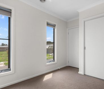 Spacious and Modern 4-Bedroom Home in Wollert - Photo 5