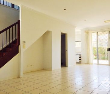 Fully Air-coned 4 Bedroom Townhouse, Ideal for Families or Professi... - Photo 2