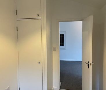 2 Bed Terraced House, Oakwood Avenue, CR4 - Photo 2