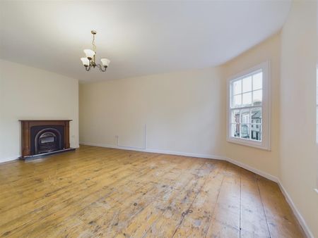 Three bed flat to rent in Church Street, Launceston, PL15 - Photo 2