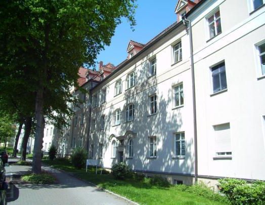 Schöne Wohnung in denkmalgesch. Stadtvilla mit parkähnlichem Grundstück, Balkon, Laminat - Photo 1