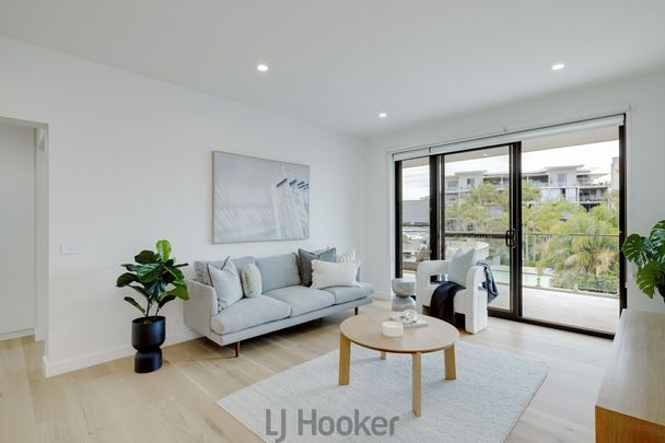 LUXURY LAKESIDE LIVING - Photo 1