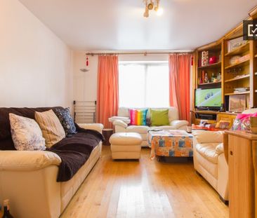 Great room in 2-bedroom apartment in Kilmainham, Dublin - Photo 5