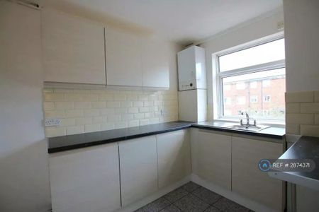 3 bedroom flat to rent - Photo 2