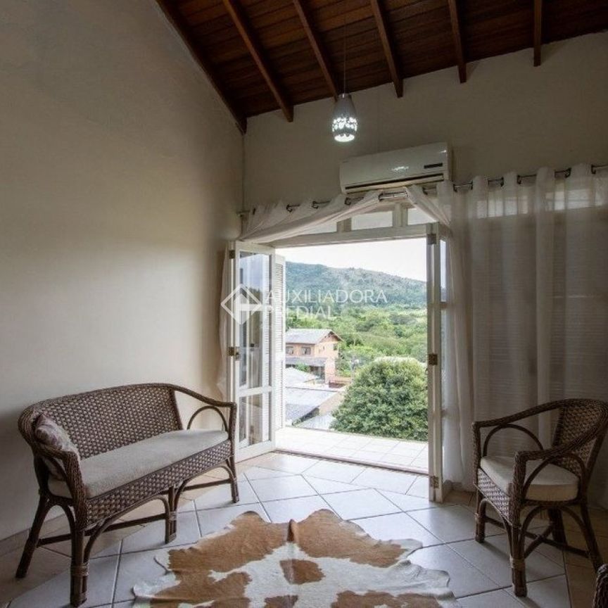 Casa com 4 quartos e 200m² para alugar em Hípica, Porto Alegre. - Photo 1