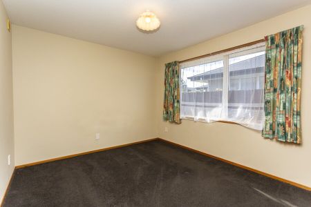 Spacious three bedroom home in a great location! - Photo 4