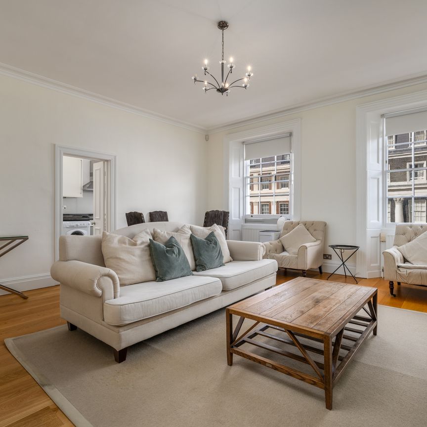 A spacious one-bedroom apartment with lift access in Belgravia - Photo 1