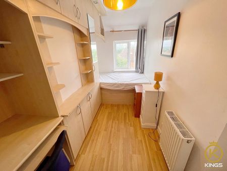 4 bedroom semi-detached house to rent - Photo 4